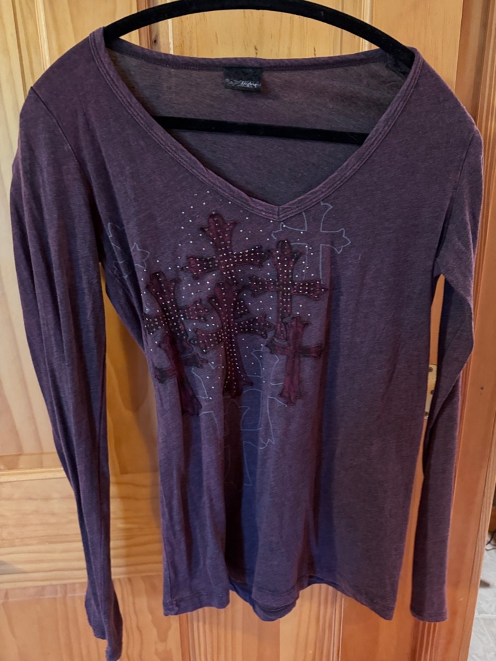 Daytrip Long-Sleeve V-Neck Cross Appliqué Top - Plum